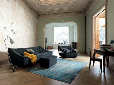 Rated on purpose of the use of materials building and interior is efficient have a strong emphasis of the form of the house minimalist. Old house with designer sofa and armchairs interpreted in modern style | Interior Design Ideas ...