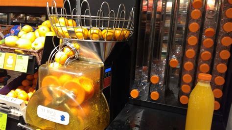 Machine à Jus Dorange Automatique En Supermarché On Prend Une