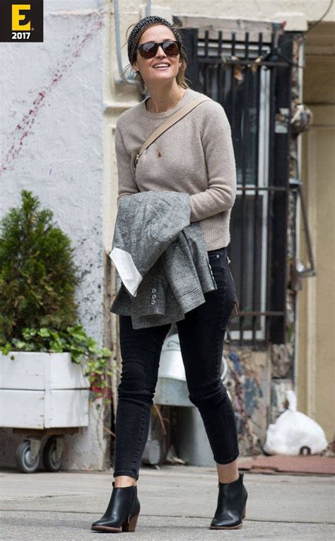 Rose Byrne Looks Cool And Casual Around Town In Nyc Rose Byrne Style