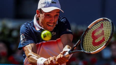 Forma parte del circuito de torneos atp world tour masters 1000 en la rama masculina y wta premier 5 en la femenina. Roberto Bautista vuela a la segunda ronda en Roma