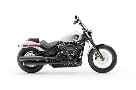 Perfektný výkonný základ, ktorý možno prispôsobiť a doplniť sedadlom pre dvoch, čiernymi kolesami. 2021 Harley-Davidson Street Bob 114 Guide • Total Motorcycle