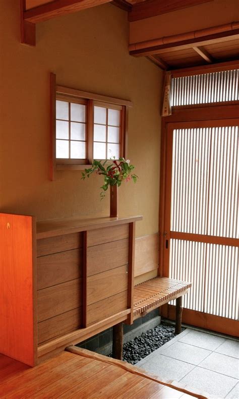 As we cross the entrance of a japanese house, we can see a place where shoes are kept and a rack for the shoes to be arranged on. 町家：恵美須屋町／京都町家（町屋）の庵 | Japanese style house, Modern ...