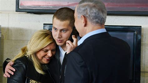 איך נתניהו גורם ליציבות הזו, ומה אפשר ללמוד מזה על היציבות של מערכות פוליטיות באופן כללי? עולה על מדים: אבנר נתניהו מתגייס לקרבי