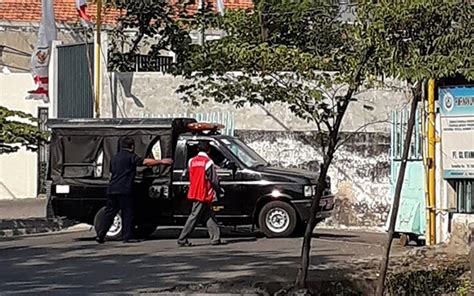 Tiga belas unit mobil pemadam dari sudin penanggulangan kebakaran dan. Tembok Bangunan Pengendapan Lumpur di Sukomanunggal Ambrol, Satu Orang Hanyut - Suara Surabaya