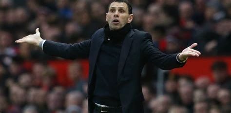 Agencia uno) la llegada de gustavo poyet a universidad católica sorprendió en el medio chileno, pues estaba llegando un técnico con pasado en el fútbol inglés y español, algo bastante atípico para lo que es nuestra actividad. Bordeaux: Qui est le nouvel entraîneur, Gustavo Poyet
