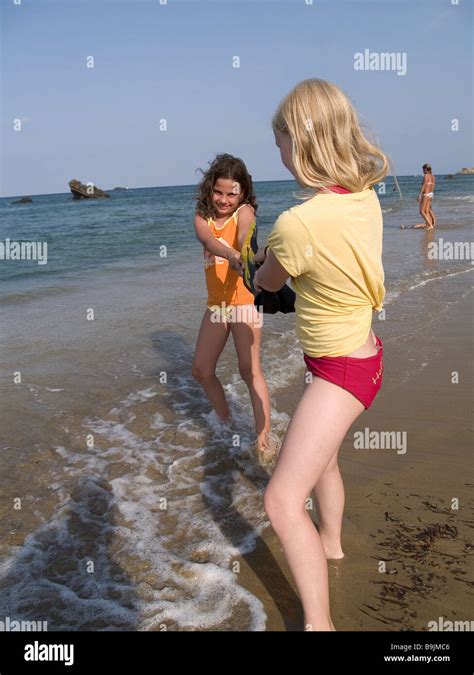 Strand Mädchen Zwei Fin Serie Zieht Urlaub Urlaub Kinder Freunde Freundet Sich Mit Blonden