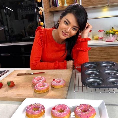 Hanya saja bahan baku utama dalam resep pempek dos adalah tepung sagu. Biodata, Profil dan Fakta Farah Quinn