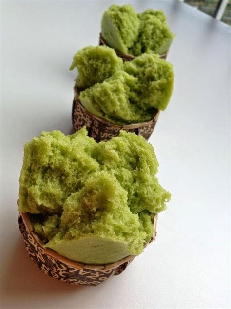 Hidangan kali ini tentu akan cocok disajikan saat sodara atau kerabat berkumpul dirumah. Steamed Pandan Huat Kueh - By Fiona Lau | Bolu pandan ...