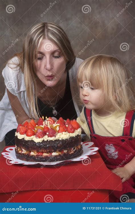 Madre E Hijo Con La Torta De Cumpleaños Imagen De Archivo Imagen De