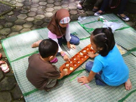 Di utara semenanjungnya dipanggil sebagai jongkok. Permainan Tradisional indonesia_Sejarah, Cara Bermain, dan ...