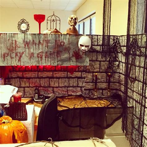 For easy on/easy off, masking tape works great for if that's all you can muster in the name of halloween spirit (or if that's all your boss will tolerate), this is a completely acceptable decorating theme. 16 Originales ideas para decorar la oficina en Halloween