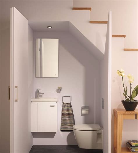 Ngintip istri di kamar mandi ternyata istrinya lagi mans u si. Intip Uniknya 5 Desain Kamar Mandi di Bawah Tangga!