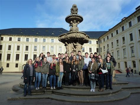 Ich habe das thema tschechei oder tschechien mal mit einer guten freundin aus tschechien besprochen, die viele jahre in deutschland gelebt hat und staatlich anerkannte übersetzerin ist. Über den goldenen Dächern von Prag - auf in die ...
