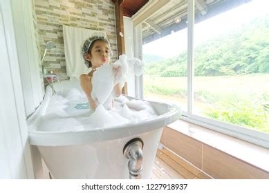 Milfporn8.com is the best site about milfs, mommies, and mature women. Young Asian Girl Smiling in Bubble Bath 图片、库存照片和矢量图 ...