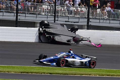 Un Accidente En La Indy 500 Hizo Que Un Neumático Saliera Volando Por
