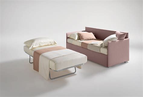 Pensato per i piccoli spazi, questo divano salvaspazio diventa un pratico e comodo letto supplementare per ospitare parenti o amici. Cod.11896 DIVANO LETTO SALVASPAZIO