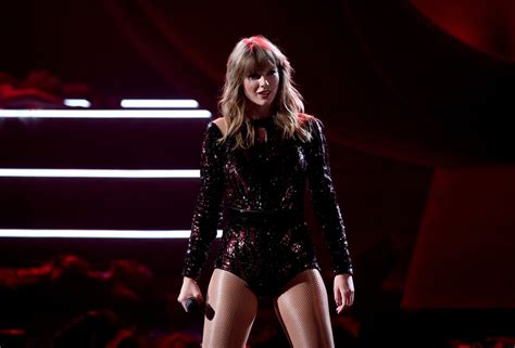 Taylor Swifts 2018 American Music Awards Performance Video Popsugar Entertainment