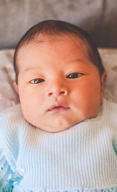Cara De Bebé Recién Nacido Mirando A La Cámara Foto Premium
