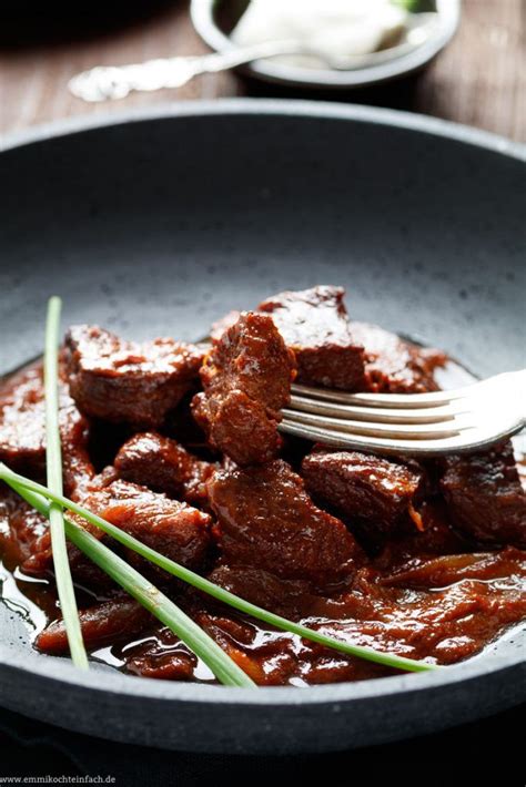 Klassisches Rindergulasch Emmikochteinfach De Beef Fillet Recipes Meat Recipes Paleo