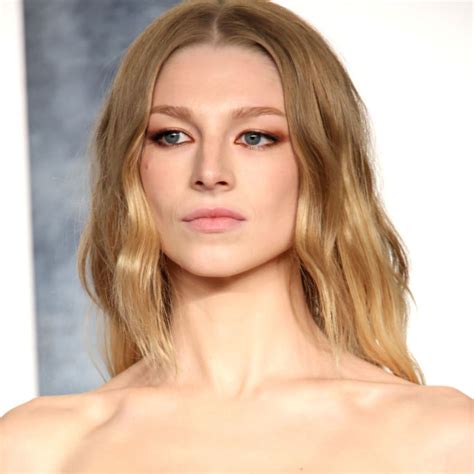 Hunter Schafer Wears A Single Feather As A Bra Top To An Oscars Afterparty Popsugar Australia