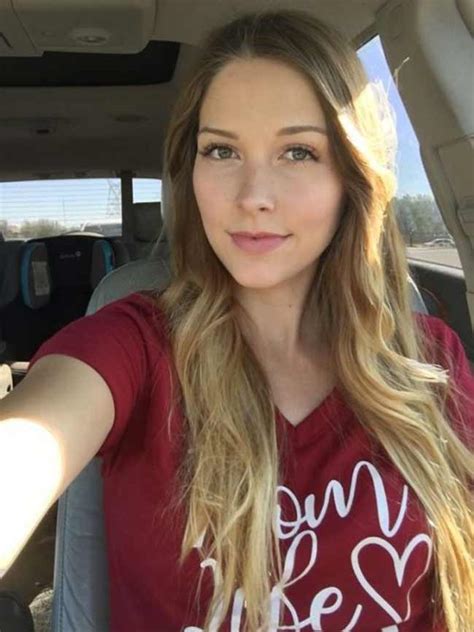 Essas imagens provam que mulheres gatas fazendo selfie no carro são ótimas