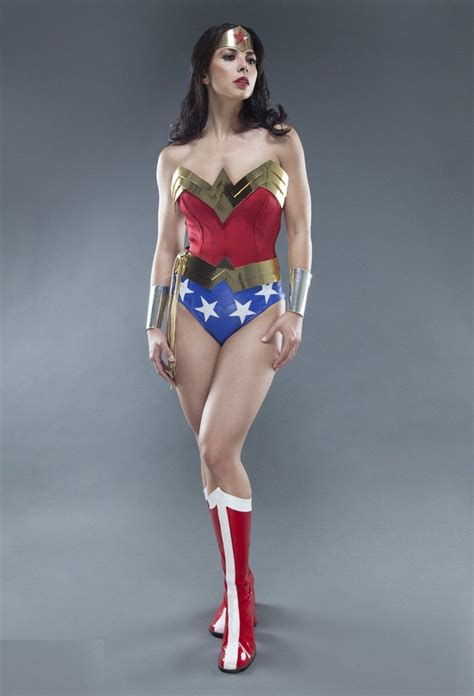 Satu Dari Sederet Cosplayers Wonder Woman Ini Ada Yang Cowok Loh Bisa Menebak Yang Mana