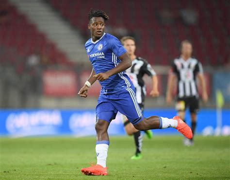 Kariyerinde marsilya, dortmund, valencia gibi takımlarda forma giyen yıldız golcünün premier lig devi chelsea ile 1 yıl daha sözleşmesi bulunuyor. Michy Batshuayi | Chelsea's weekly wages | Sport Galleries ...