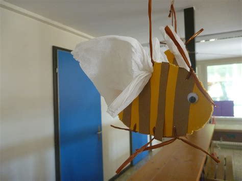 Vom start weg ohne motor nur mit der kraft des windes ist das auch eine sehr umweltfreundliche art des modellsports. Märlimuus: Bienen fliegen in der Garderobe