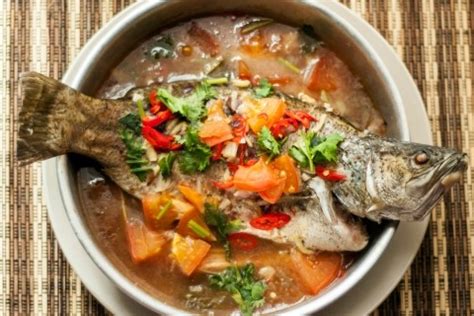 Kukus ikan ke dalam periuk kukus selama 5 minit dan biarkan seketika pada suhu api perlahan. Resepi Siakap Stim Taucu