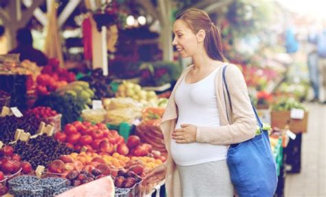 In entrambe le fasi è quindi opportuno adottare una corretta alimentazione, che sia varia ed equilibrata. L'alimentazione in gravidanza | Cosa mangiare in ...