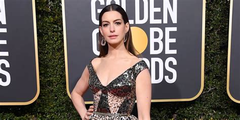 Anne Hathaways Golden Globes Dress Took The Leopard Print Trend To A