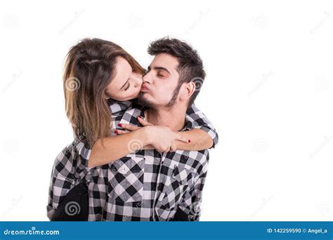 jeunes couples heureux s embrassant et baisers d isolement sur le blanc photo stock image du