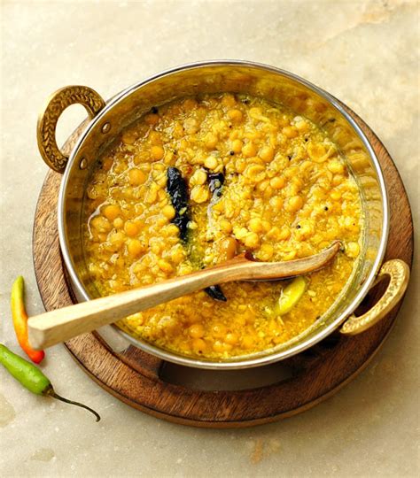 ma niche maa er narkel diye cholar dal split bengal gram with coconut