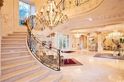 Anda bisa memaksimalkan ruangan dengan memanfaatkan loteng seperti contoh desain rumah panggung ini. 10 contoh Ruang depan mewah & tangga Rumah Luxury ~ Design ...