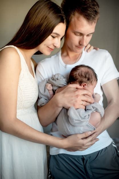 Bebé Recién Nacido Con Mamá Y Papá En Casa Foto Premium