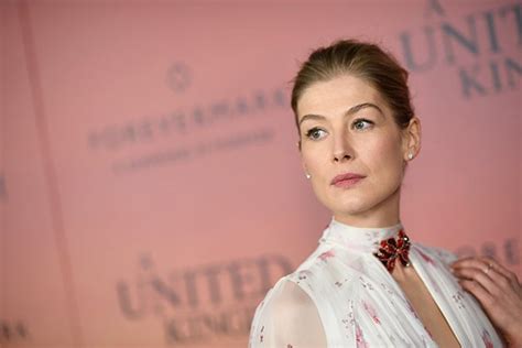 Rosamund Pike To Star In Amazons The Wheel Of Time Adaptation Thewrap