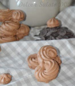 Preriscaldate il forno a 120 °c e foderate 2 teglie con carta forno. Meringhe al cioccolato, ricetta semplice | Dolce e Salato DOP