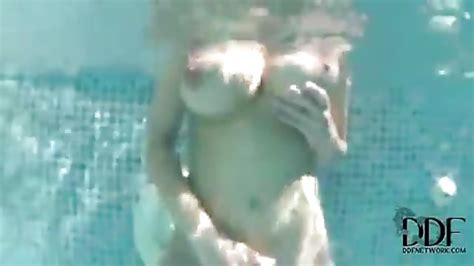 Femme à Gros Seins Dans La Piscine Porndroidscom