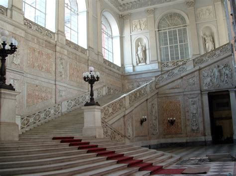 Il palazzo reale di napoli fu fondato nel seicento per ospitare i re di spagna, su commissione del viceregno spagnolo, ma la lunga facciata esterna di palazzo reale è caratterizzata dalla presenza delle celebri otto maestose statue dei sovrani che regnarono a napoli, la cui collocazione all'interno. VISITIAMO ASSIEME L'INTERNO DI PALAZZO REALE DI NAPOLI