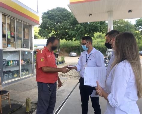 Procon notifica postos de combustíveis durante ação de fiscalização em Leopoldina