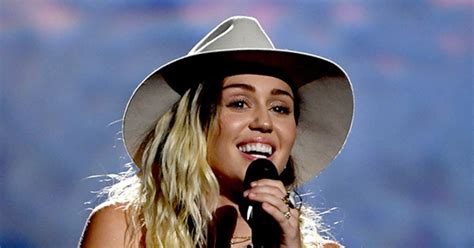 Miley Cyrus Gives Emotional Malibu Performance At Bbmas E Online