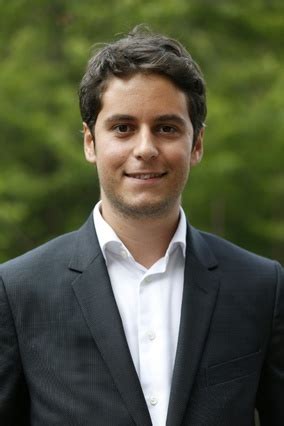 Il se passionne très tôt pour la politique, et milite dès ses années de lycée contre le contrat première embauche. Gabriel Attal, jeune loup de la macronie et benjamin du ...