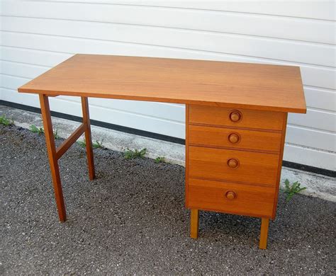 Sehr schöner, platzsparender schreibtisch aus der serie hemnes von ikea.der schreibtisch hat eine kleine schublade und ein offenes fach um dir tastatur ‚verschwinden' lassen zu können. KLEINER SCHREIBTISCH AUS TEAK. | Kaufen auf Ricardo