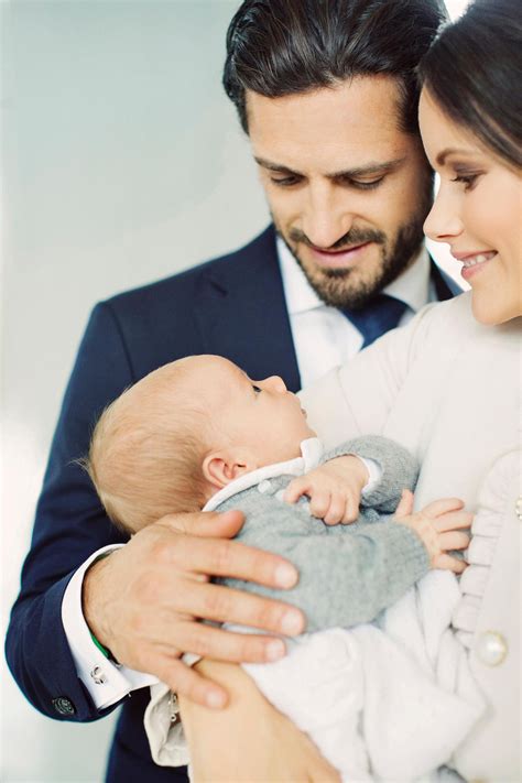 Die beiden haben sich mit ihren kindern in quarantäne begeben. Prinz Carl Philip + Prinzessin Sofia: Der schöne Prinz und ...