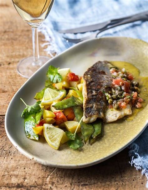 Filet de bar sauce vierge pommes de terre et sugar snaps au four