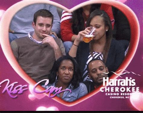 20 funniest kiss cam moments Kiss Cam Fail: Umarmung mit Bier - Dravens Tales from the ...