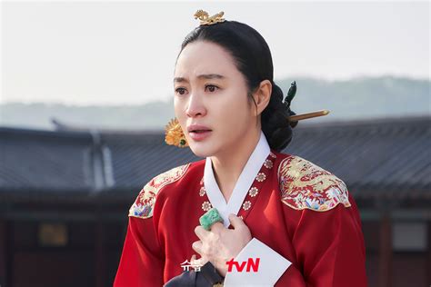 Kim Hye Soo llora después de seguir en secreto a Yoo Seon Ho en The