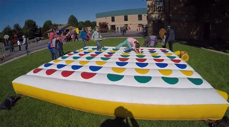 Un Twister Gonflable Géant Existe Pour Pimenter Vos Prochaines Soirées