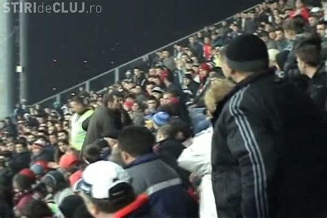 Cfr cluj 2, dinamo zagabria 2. Suporter evacuat de la meciul CFR Cluj-Dinamo, in urma ...
