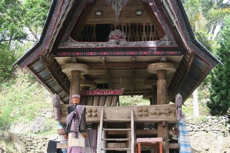 Rumah adat batak di provinsi sumatera utara ini menjadi salah satu ikon wisata yang menarik untuk dikunjungi sebagai destinasi wisata sejarah. Pintu Masuk